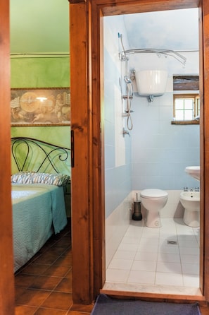 Regadera, secadora de cabello, batas, bidet 