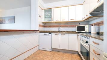 Frigorífico, microondas, horno y placa de cocina