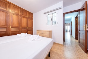 2 habitaciones, escritorio y tabla de planchar con plancha