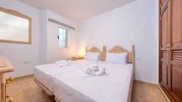 2 chambres, bureau, fer et planche Ă repasser, lit parapluie