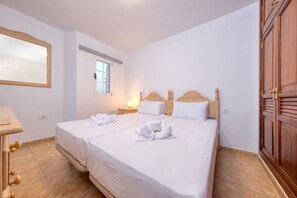 2 bedrooms, desk, iron/ironing board, travel cot - El Charcón A • 10 meters to the beach • LVH (Arrieta)