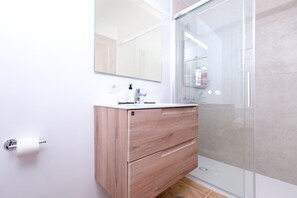 Dusche, Haartrockner, Handtücher, Seife