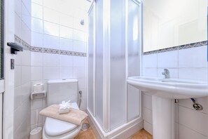 Shower, hair dryer, towels, soap - El Charcón A • 10 meters to the beach • LVH (Arrieta)