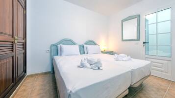 2 dormitorios, escritorio, tabla de planchar con plancha y cuna de viaje