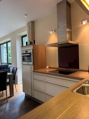 Fridge, oven, stovetop, dishwasher - Apartment 'Moderne 2 Pers' with Private Terrace, Shared Garden and Wi-Fi (Bad Zwischenahn)