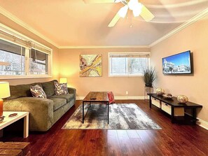 TV, fireplace, video games, offices - Stylish Modern Apt Near Northside Hospital (Cumming)