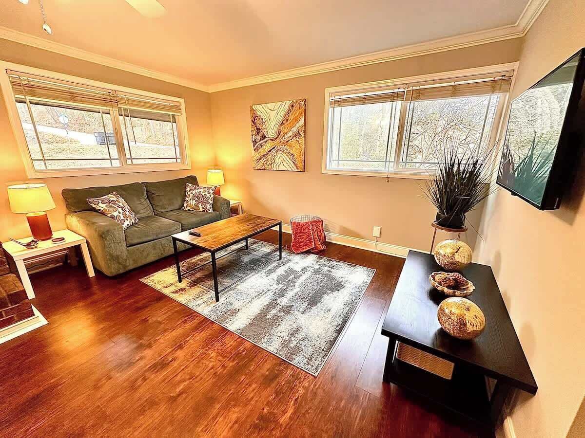 Televisión, chimenea, videojuegos y oficina 