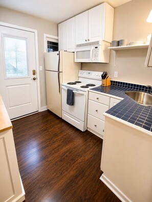 Fridge, microwave, oven, stovetop - Stylish Modern Apt Near Northside Hospital (Cumming)