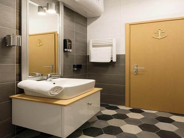 Room, 1 Bedroom, Smoking, City View | Bathroom