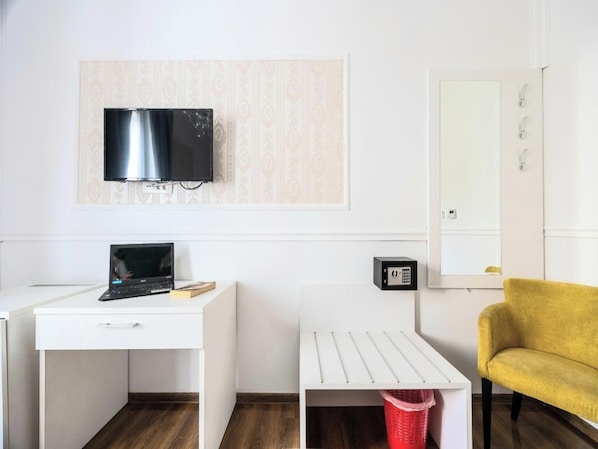 Room, 1 Bedroom, Smoking, City View | Living room