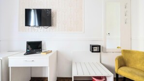 Room, 1 Bedroom, Smoking, City View | Kemudahan bilik