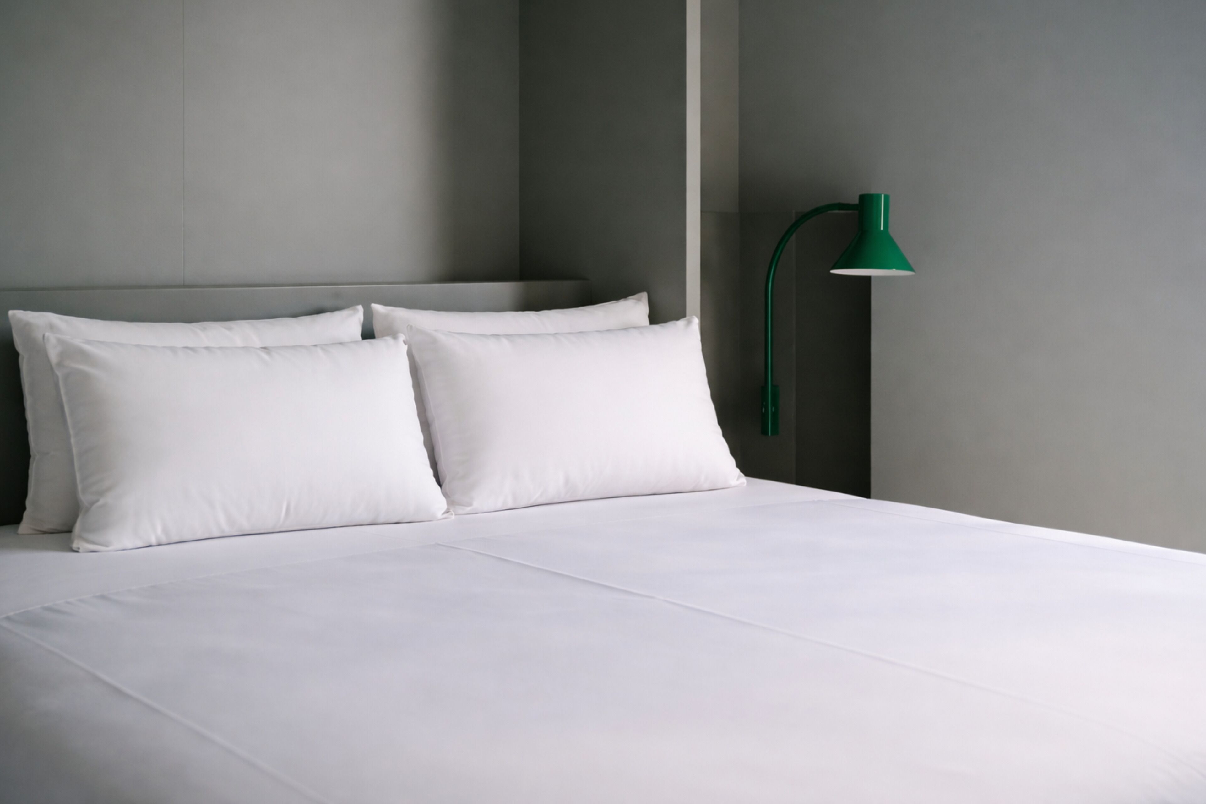 Estudio básico, vistas a la ciudad | Ropa de cama de alta calidad, edredones de plumas, caja fuerte