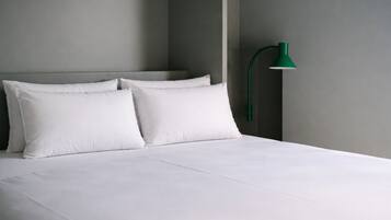 Estudio básico, vistas a la ciudad | Ropa de cama de alta calidad, edredones de plumas, caja fuerte