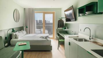 Comfort studio, balkon, uitzicht op stad | Luxe beddengoed, donzen dekbedden, een kluis op de kamer, een bureau