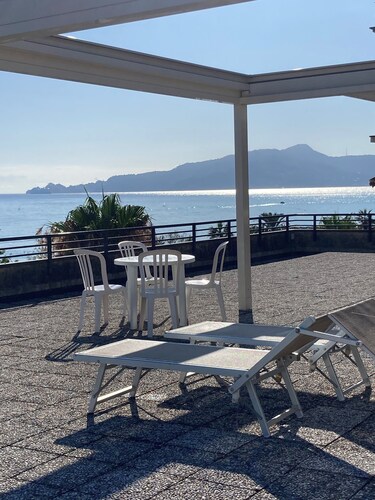 Three-room apartment located in the middle of the waterfront, 100 m from the station and 250 m from the center.