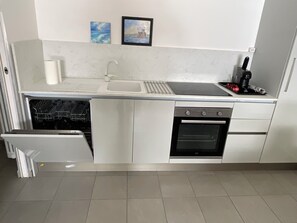 Frigorifero, forno, piano cottura, lavastoviglie
