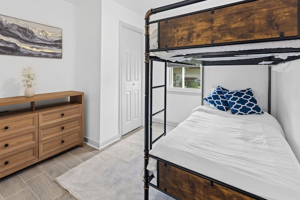 3 bedrooms, desk, free WiFi, bed sheets