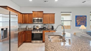 Køleskab, mikrobølgeovn, ovn, kogeplade