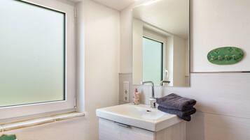 Een douche, een haardroger, handdoeken