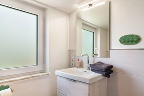 Shower, hair dryer, towels - Apartment 'Fernsicht' with Shared Garden, Balcony and Wi-Fi (Bad Griesbach im Rottal)