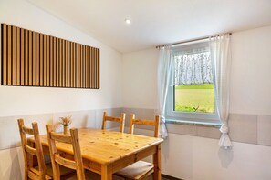 Dining - Apartment 'Fernsicht' with Shared Garden, Balcony and Wi-Fi (Bad Griesbach im Rottal)