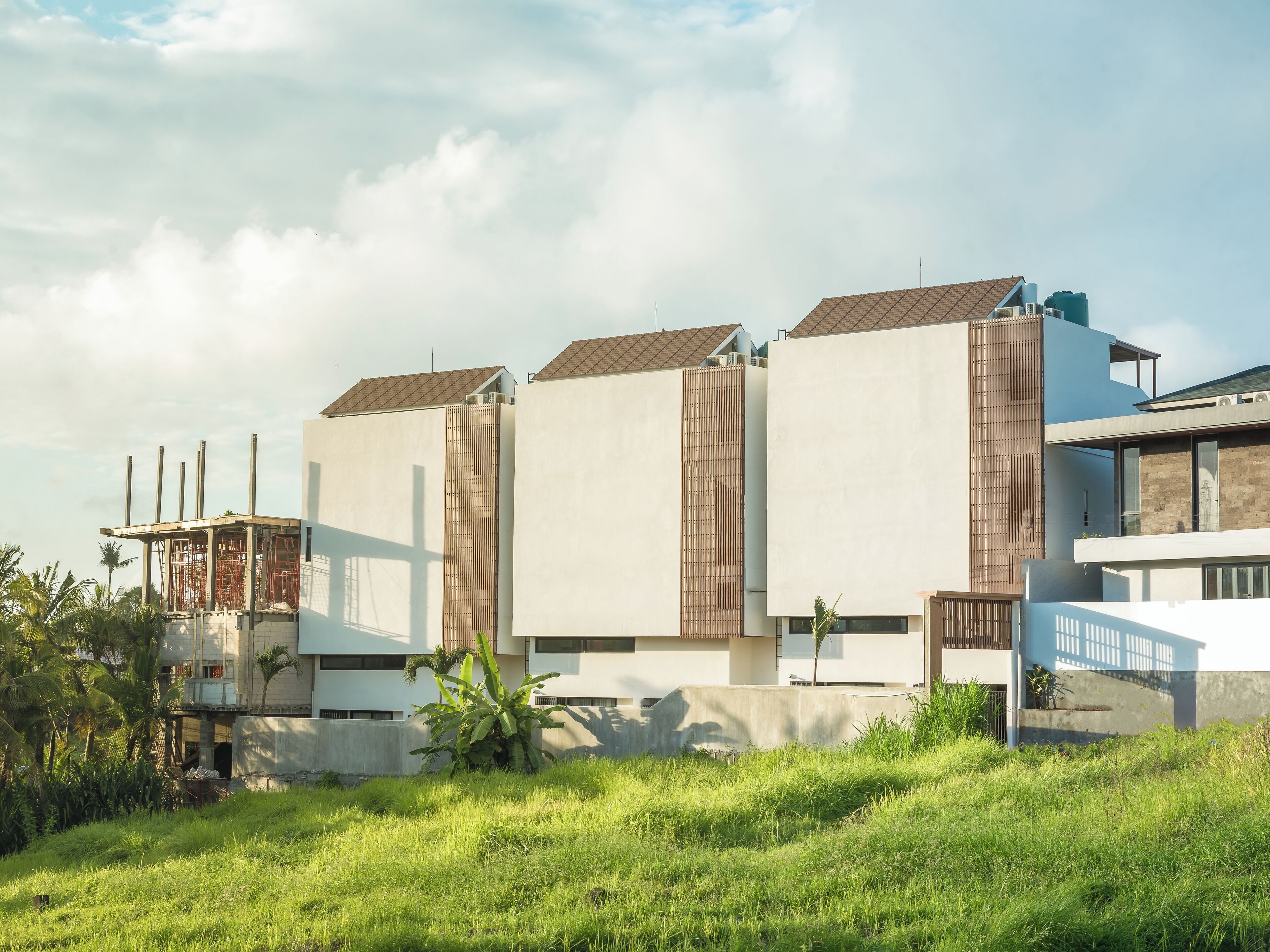 Een modern gebouw met een plat dak, grote ramen en een betonnen gevel.