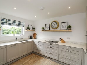 Dishwasher, cookware/dishes/utensils - Thurlestone, 1 Island View (Kingsbridge)