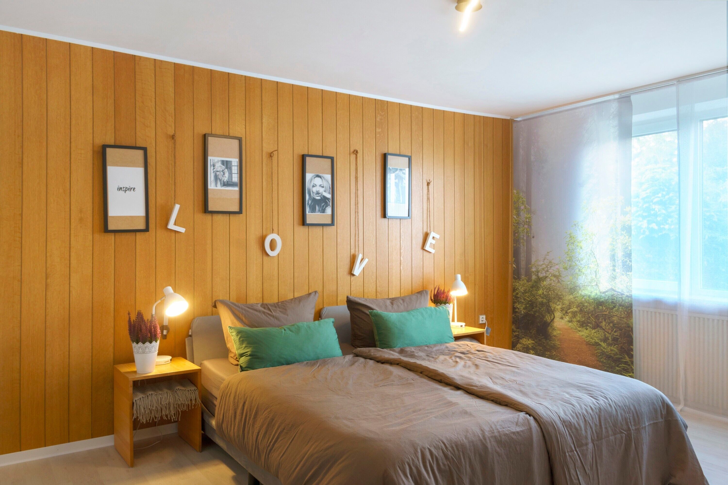 4 habitaciones, tabla de planchar con plancha, wifi y ropa de cama 