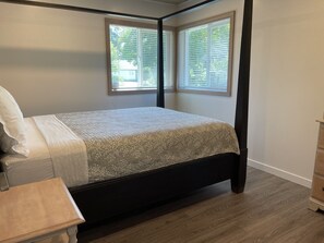 2 dormitoris, planxa i posts de planxar i roba de llit 