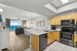 冷蔵庫、電子レンジ、オーブン、コンロ