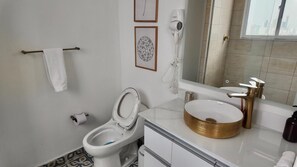 Regadera, secadora de cabello, toallas, jabón 