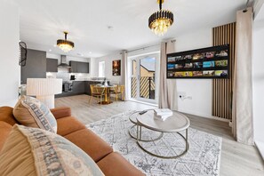 Een televisie en een stereo