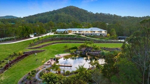 King Beds - Ensuites - Sleeps 20 - Cinema - Lake