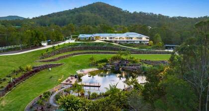 King Beds - Ensuites - Sleeps 20 - Cinema - Lake