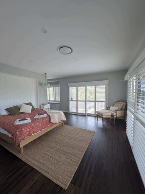 6 slaapkamers, een bureau, een strijkplank/strijkijzer, wifi