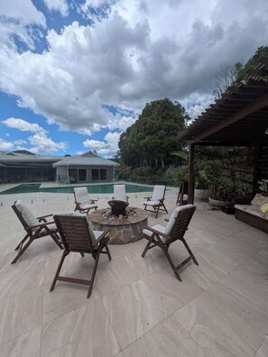 Terrace/patio - Large Furnished Hinterland Residence – Extended Stay / Corporate Rental (Bonogin)