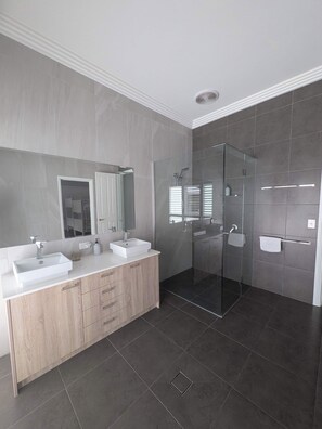 Een douche, een haardroger, handdoeken