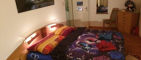 2 bedrooms, iron/ironing board, WiFi, bed sheets