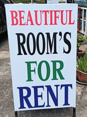 Een bordje met een advertentie voor een kamer te huur.