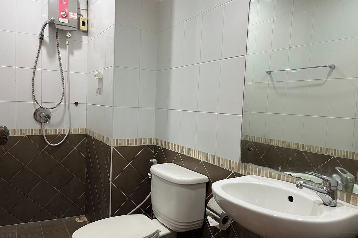 Een badkamer met een toilet, wastafel en douche.