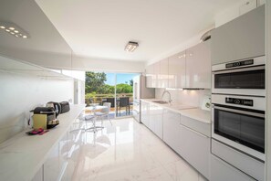 Fridge, microwave, dishwasher, coffee/tea maker - THE PERFECT BLEND OF COMFORT, STYLE & AN UNBEATABLE LOCATION -PALM BEACH -CANNES (Cannes)