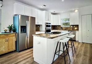 Kjøleskap, mikrobølgeovn, ovn og kokeplater