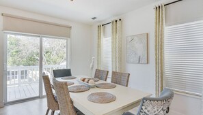 Dining - Key Largo Retreat | Golf Cart & Kayaks Included (Key Largo)