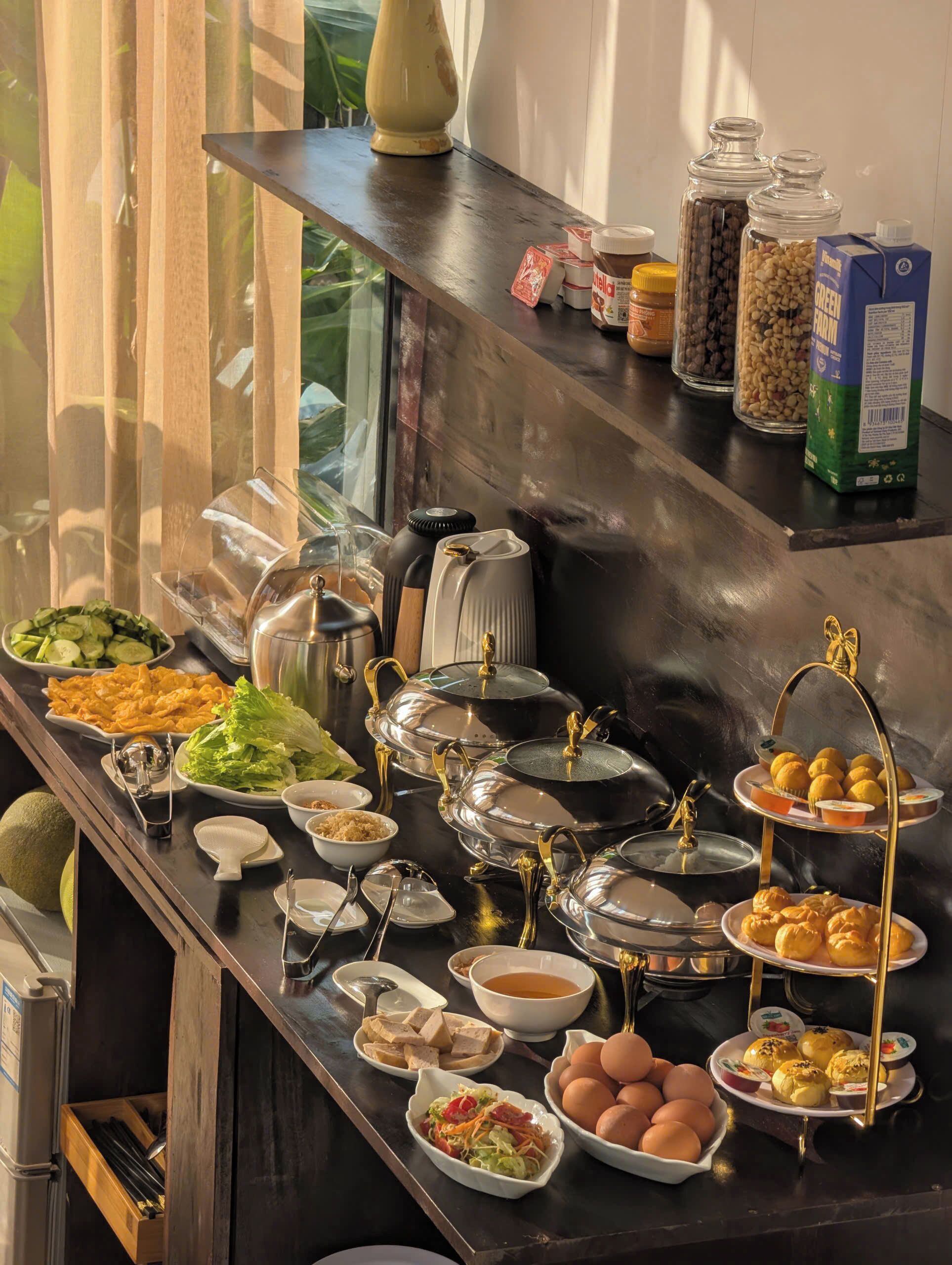 Ein reichhaltiges Buffet mit verschiedenen Speisen und Beilagen.
