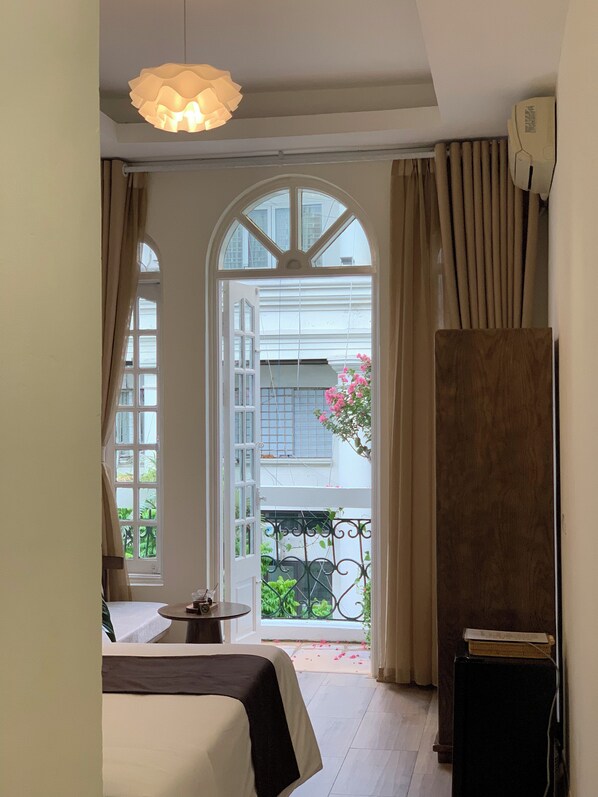 Habitación doble Deluxe, vista a la ciudad | Minibar, cortinas blackout, cunas gratuitas y camas extra 