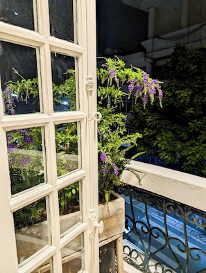 Fachada da propriedade à noite