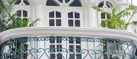 Kahden hengen deluxe-huone, parveke, kaupunkinäköala | Minibaari, pimennysverhot, ilmaiset vauvansängyt, lisävuoteet