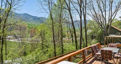 Knotty Pine Cottage-Cozy, Hot Tub, Pet Friendly!