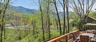 Knotty Pine Cottage-Cozy, Hot Tub, Pet Friendly!