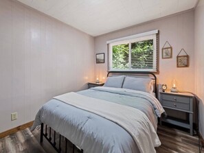 2 bedrooms, iron/ironing board, free WiFi, bed sheets